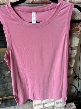 Athleta's Essence Muscle Tank relaxed fit and extra length Women’s Size M